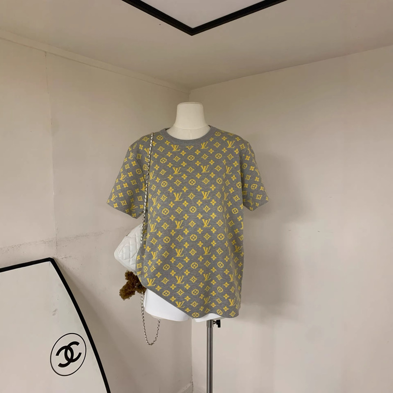 L Brand 2026 Spring/Summer New Gold Logo Monogram Jacquard Knitwear Casual Loose Short-Sleeve T-Shirt Top L Brand 2026 Spring/Summer New Gold Logo Monogram Jacquard Knitwear Casual Loose Short-Sleeve T-Shirt Top