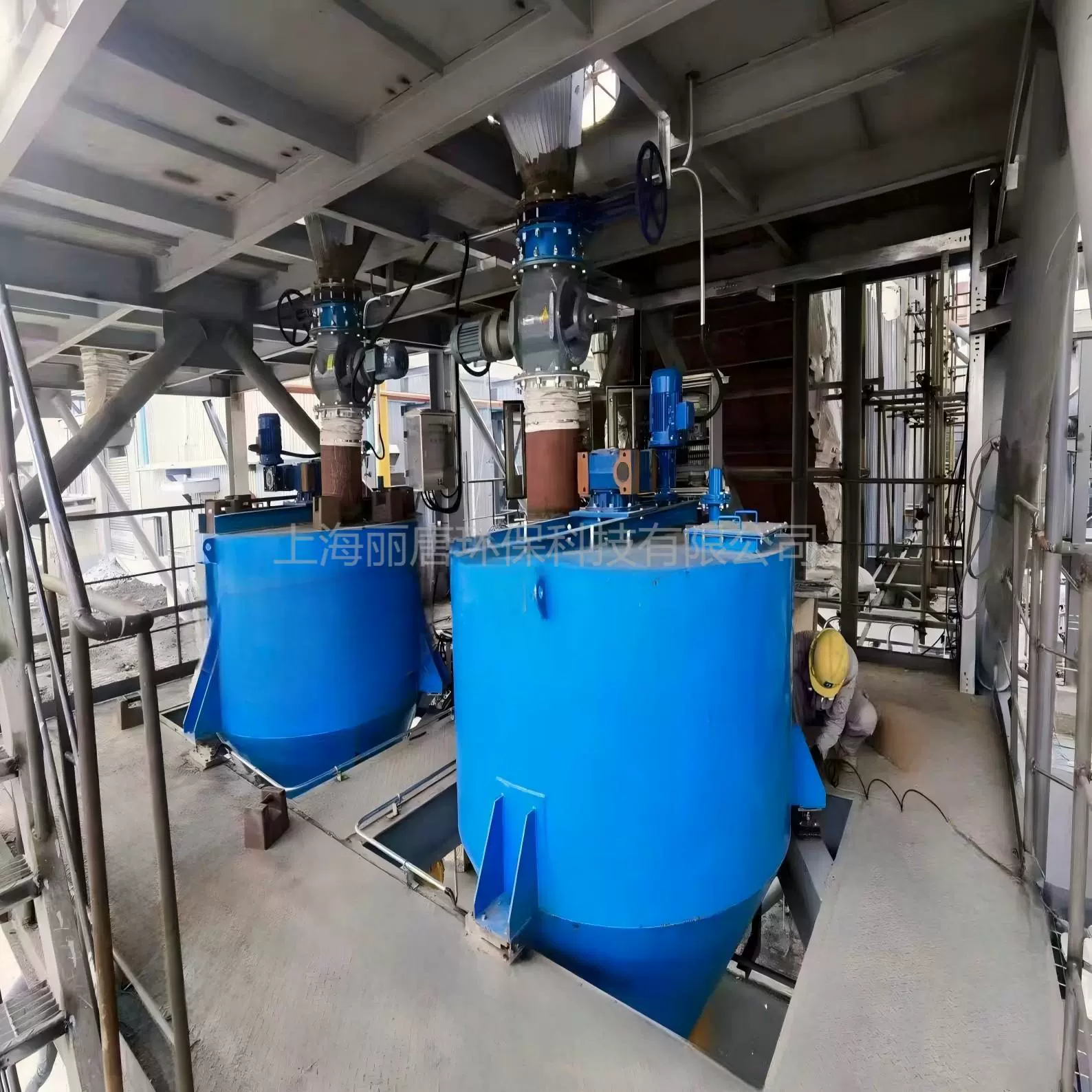 Система взвешивания силосов состоит из весовых модулей, весовых узлов, блоков обработки данных и блоков логического управления.