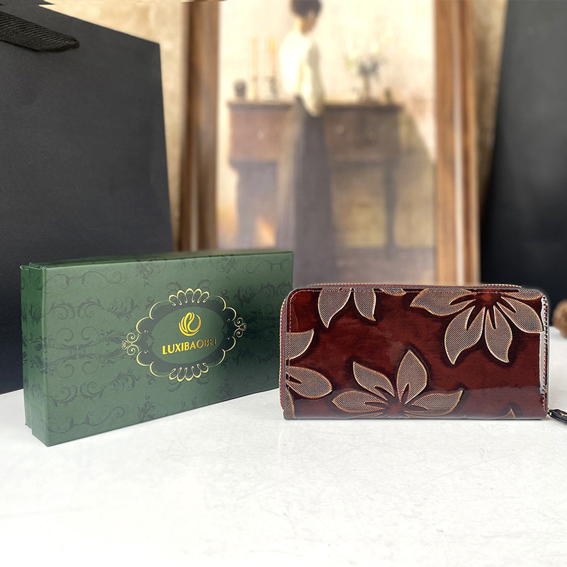 2025 New Retro Bright Leather Women's Wallet Card Holder Carved Multi-Card Slot Trendyy Long Wallet Fashion Embossed