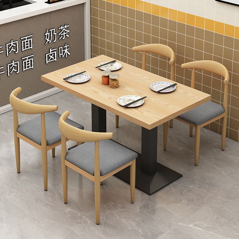 나무 색상의 테이블과 의자 4개 - 회색 패브릭