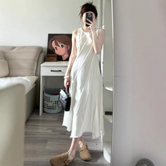 フランスの丸首の袖なしの不規則なデザイン感のワンピース女性の夏の新型の中で長いタイプの白い長いスカートの子供