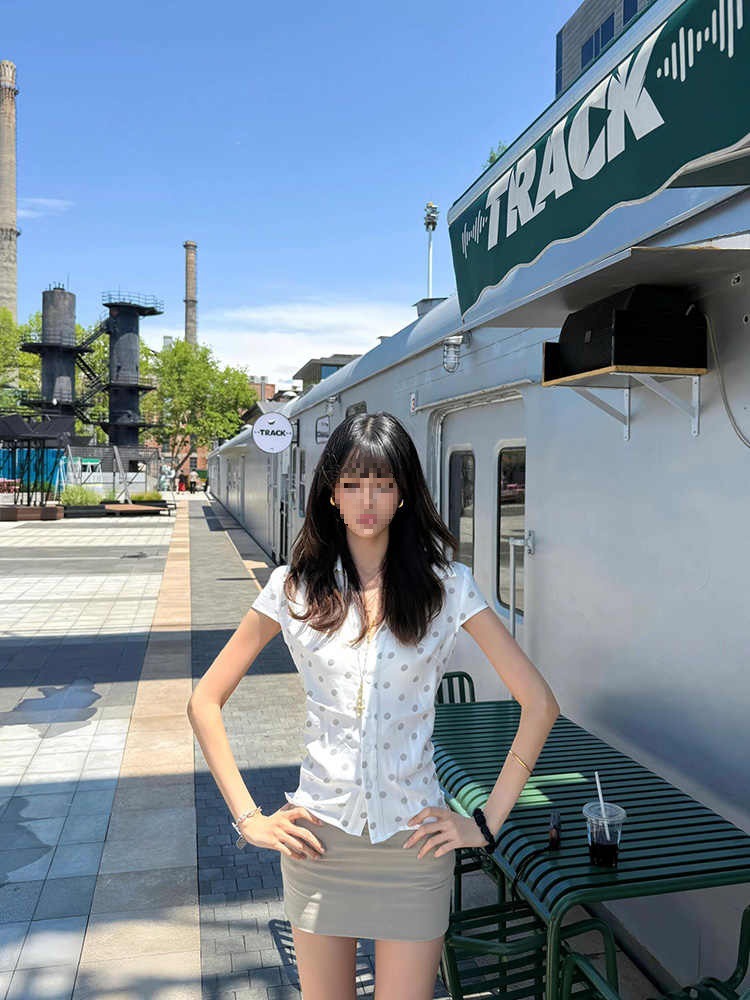 韓国スタイルピンチウエスト水玉プリント半袖シャツ女性のための夏の新しいデザインホットガールウエスト気質右肩シャツ