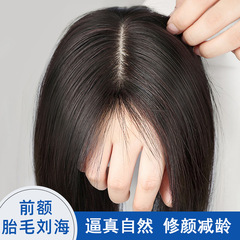 かつらの女性の頭の頂の本当の髪の全本当の人の髪の毛はふわふわしていて白髪を隠します。