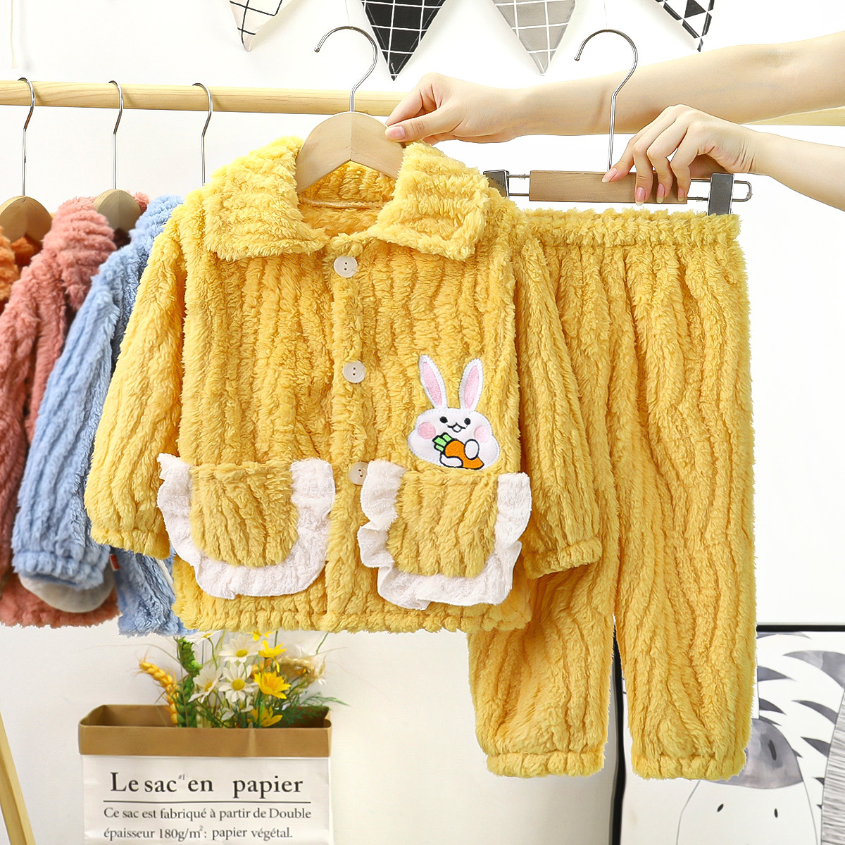 Niños y niñas Pijamas de terciopelo de zorro de nueve colas engrosados otoño e invierno con forro polar terciopelo de coral ropa para el hogar traje de niños medianos y pequeños al por mayor