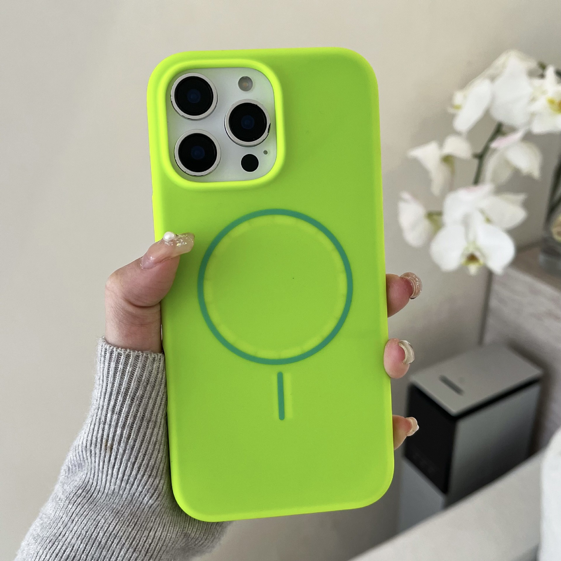 Funda de silicona líquida con anillo magnético y botón de IA anticaída todo en uno, compatible con Apple 17, iPhone 16 y iPhone 14 (orificio grande)