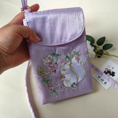 2025年新作携帯電話バッグ、アンティークスタイルのクロスボディ刺繍、中国風の二層ポケット、Shiqijiaオリジナル著作権画像