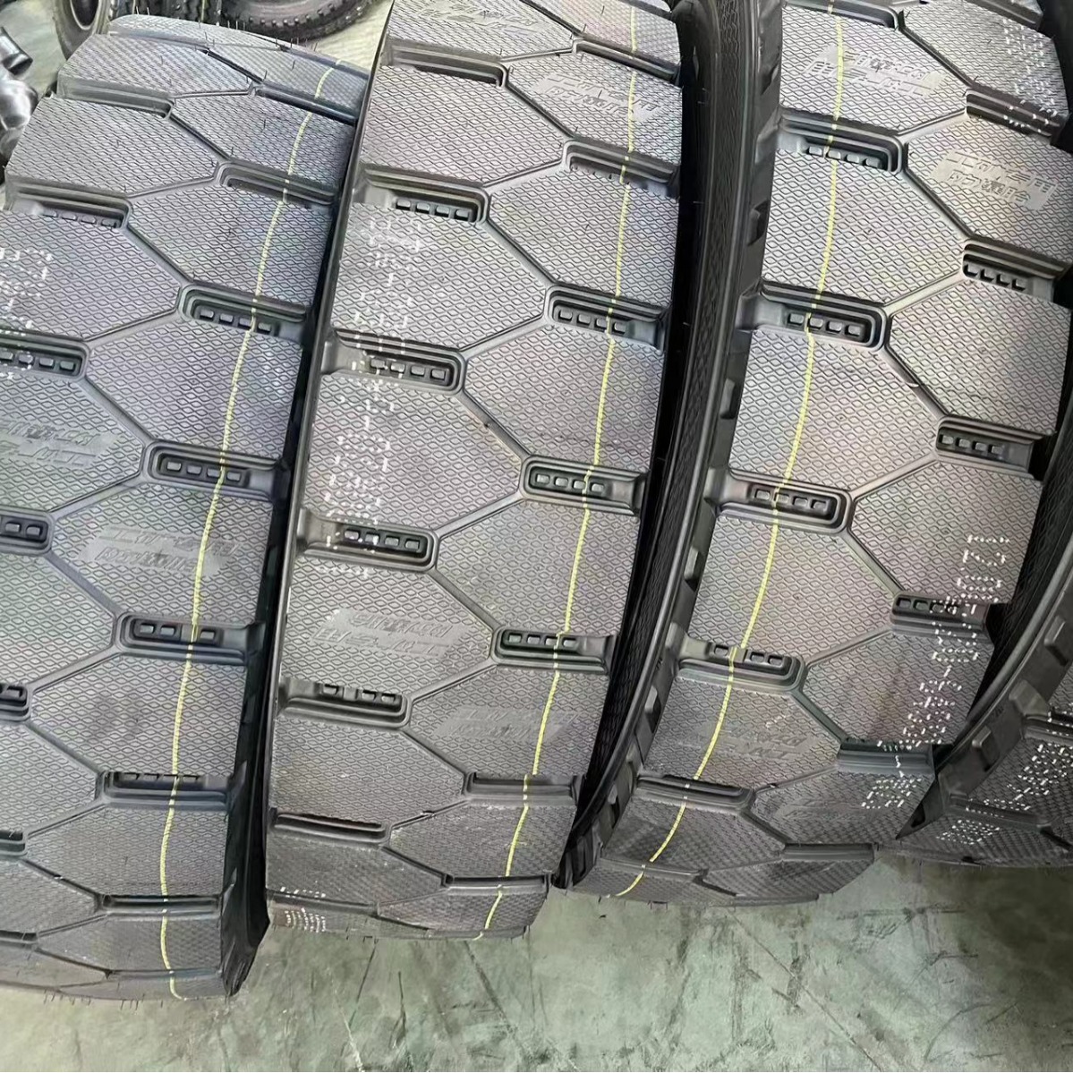 短途重载轮胎12.00R20/配内胎垫带自卸车轮胎标准22层级轮胎厂家