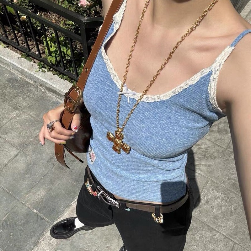 Lace Camisole in the Same Style as Song Yanfei, with a Western V-Neck and Slim Fit Lace Camisole in the Same Style as Song Yanfei, with a Western V-Neck and Slim Fit