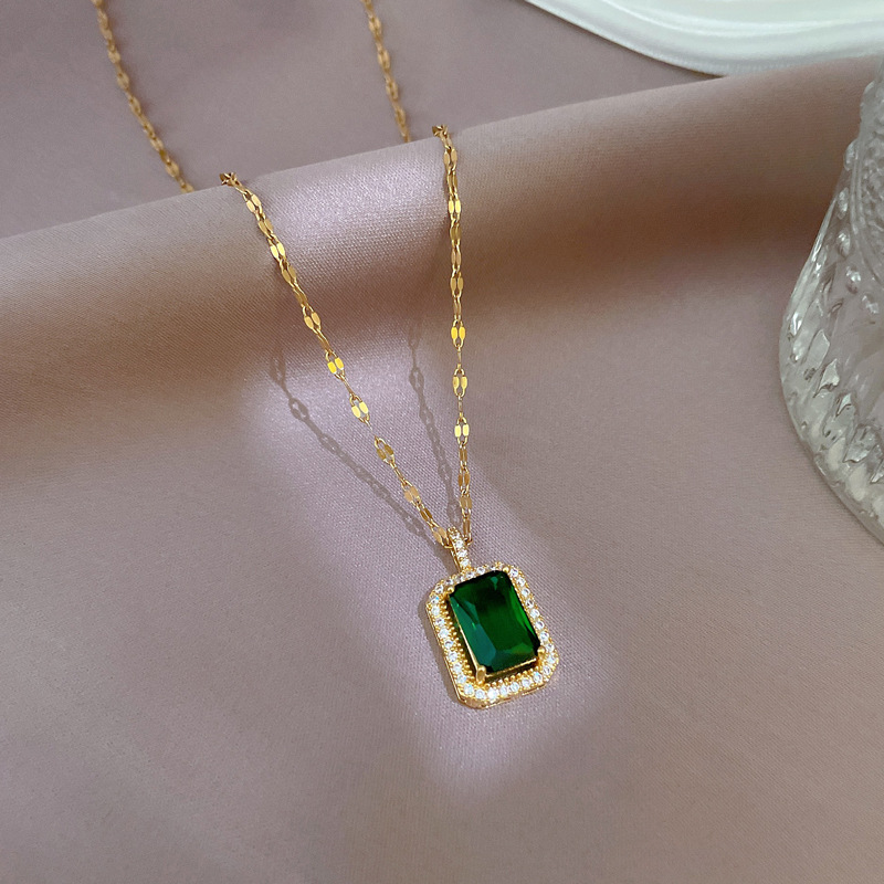 Emerald Square Pendant Necklace With Gold-plated Luxury Design_voghion.com