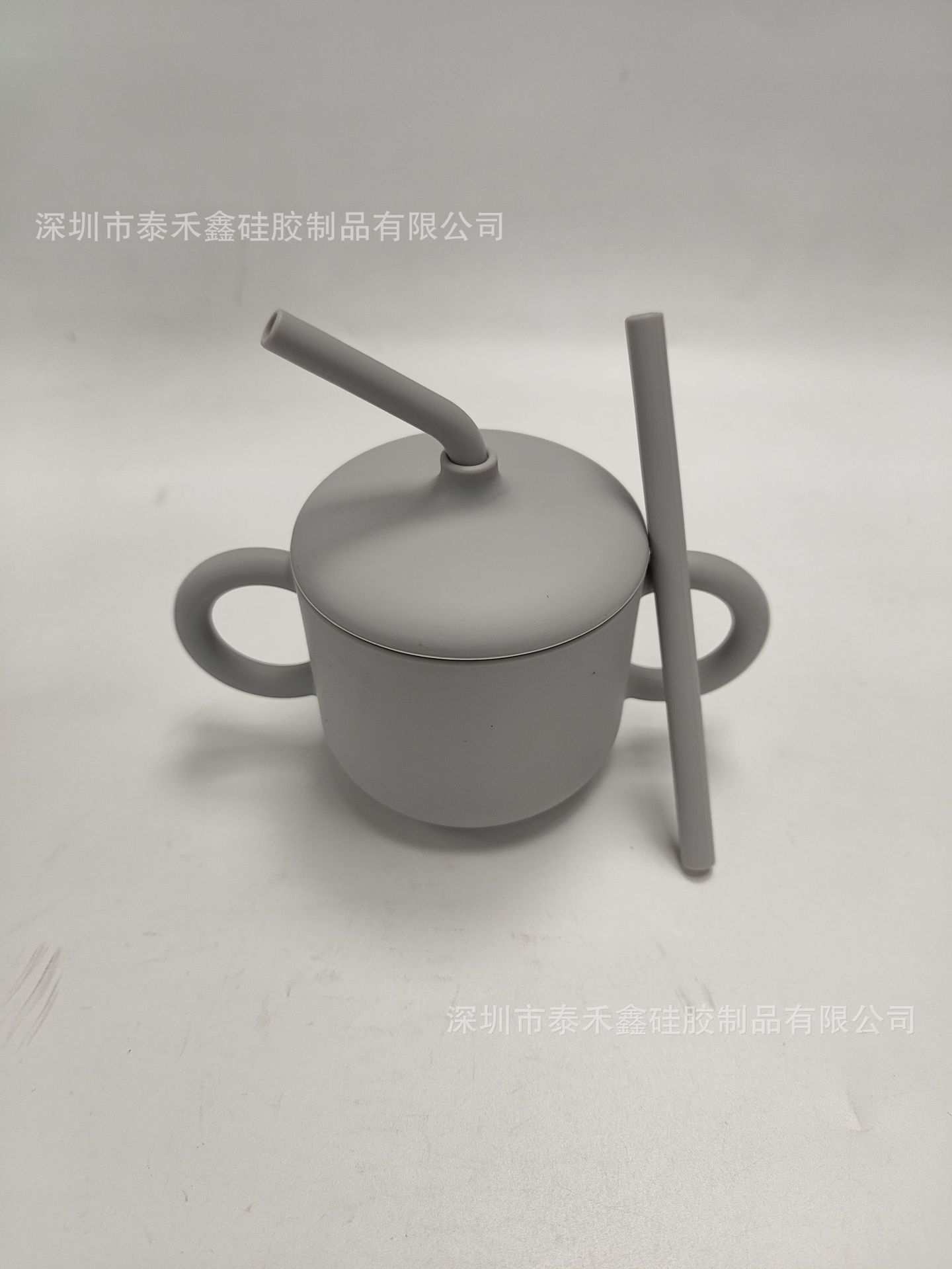 Doble oreja de tipo pétalo abierto de silicona snack taza con mango bebé snack caja creativa beber taza en stock