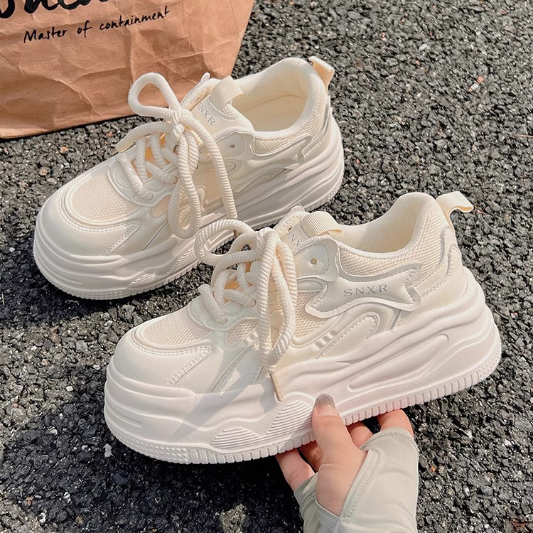 Zapatos blancos de altura de suela gruesa para mujeres, verano 2025, nuevos zapatos de entrenamiento de Nichizhong, zapatos deportivos casuales para mujeres.