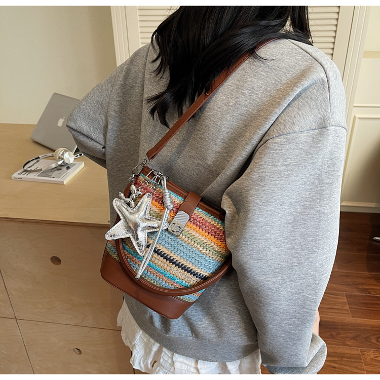 A trendy and fashionable straw-woven phone bag for women in the summer of 2025, a Korean version of a niche and simple crossbody bag undefined