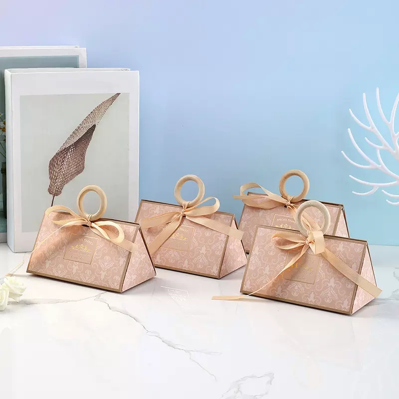 婚礼ins轻奢伴娘伴手礼跨境三角糖果盒结婚回礼盒手提丝带喜糖盒