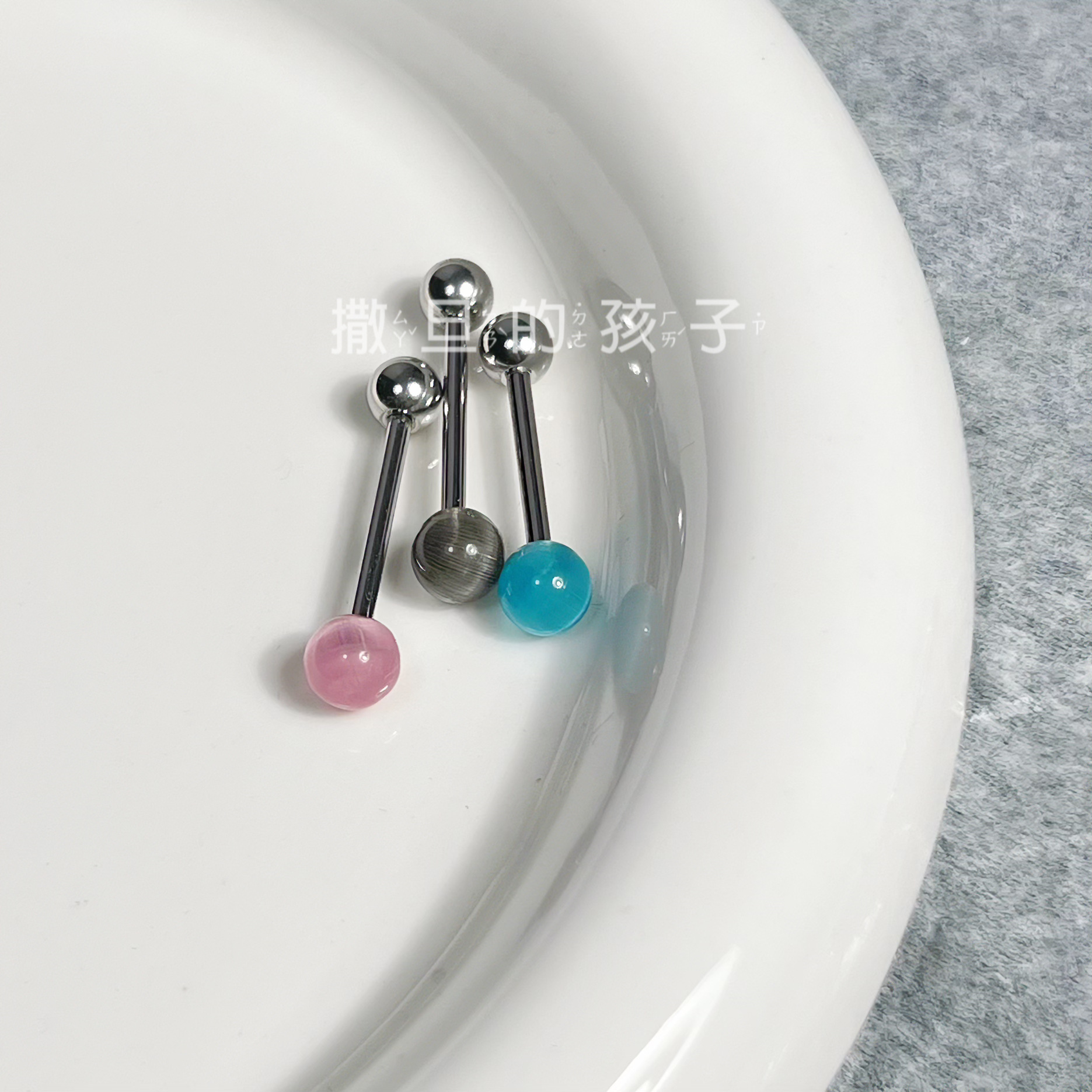 16G labret stud size and finish detail