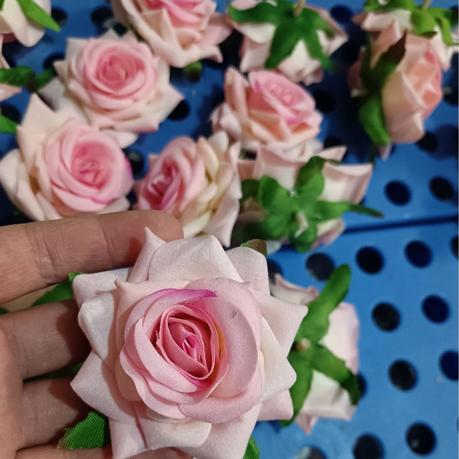 Cabeza de rosa artificial de aproximadamente 6,5 cm hecha de tela flocada, flor decorativa, ramillete, arco de flores, decoración floral, decoración de bodas.