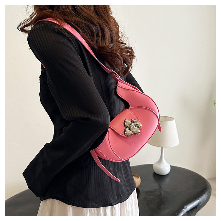 Women's Medium Pu Leather Solid Color Streetwear Pillow Shape Magnetic Buckle Crossbody Bag display picture 5