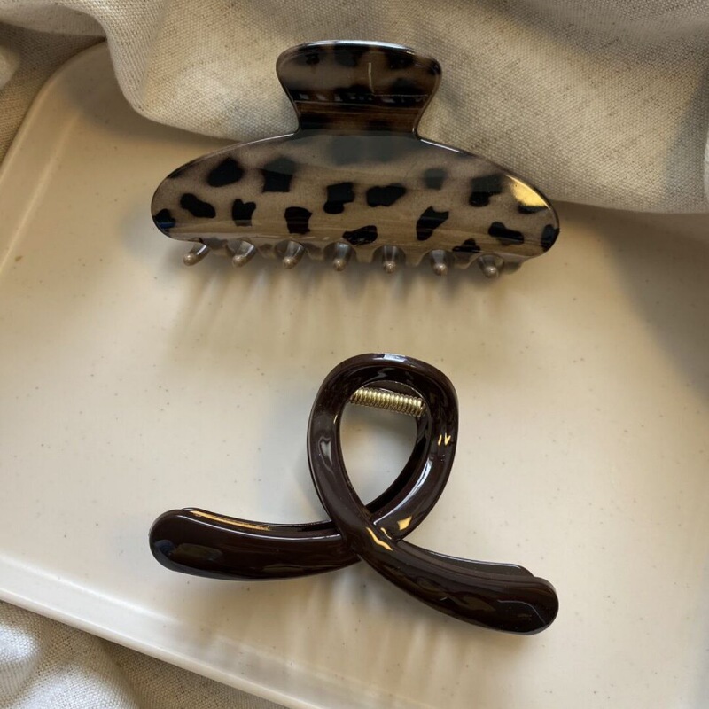 Vintage-Style Leopard Print Hair Clip with a High-End Feel, Medium-Sized Hair Claw for Simple Updos, Shark Clip for Half-Tied Hairstyles Vintage-Style Leopard Print Hair Clip with a High-End Feel, Medium-Sized Hair Claw for Simple Updos, Shark Clip for Half-Tied Hairstyles