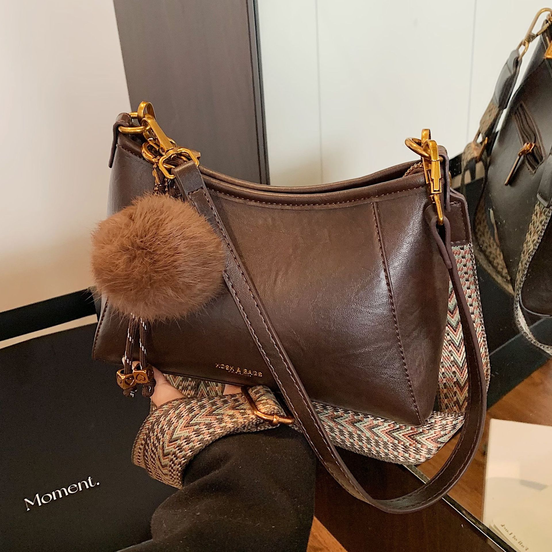 Bolso retro bolso de bolsillo axilar 2025 nuevo estilo de transporte de gran capacidad de moda versátil bolso de hombro de mano inclinado