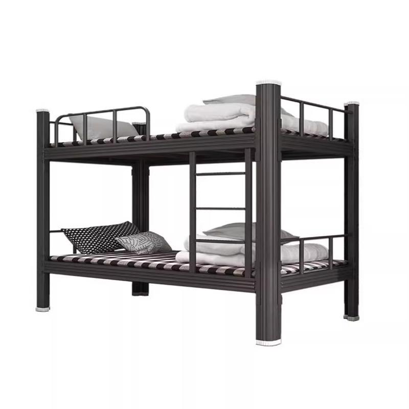二段ベッドの上下に鉄製ベッドを敷いています。