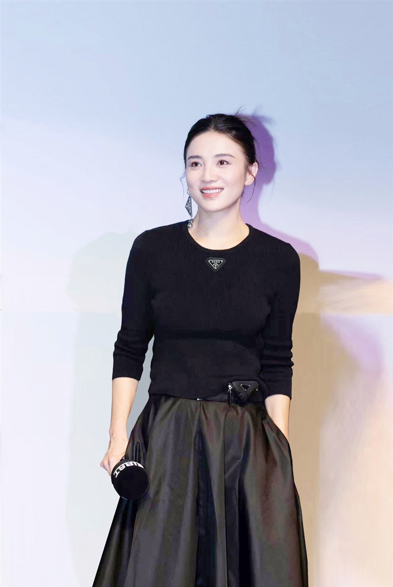 0913-05 宋佳同款圆领修身针织毛衣+大摆半裙套装送腰包