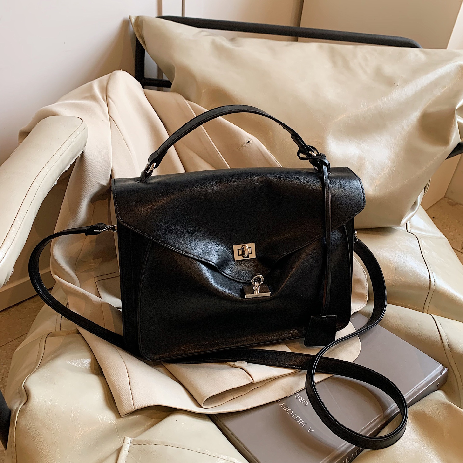 하이 엔드 대용량 레트로 메신저 백 잠금 버클 핸드백 여성의 새로운 틈새 가을 및 겨울 어깨 크로스 바디 백