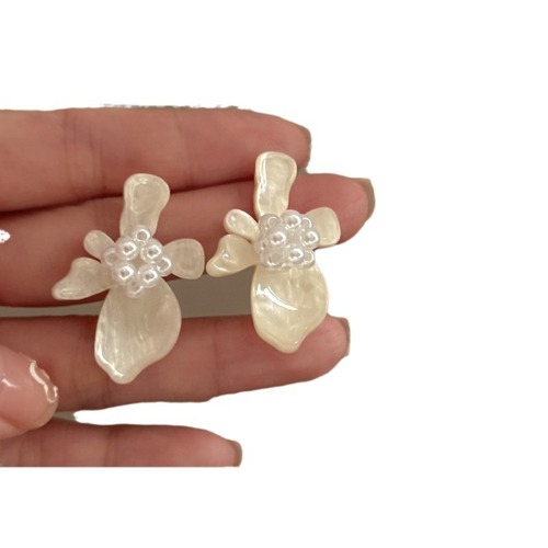 Sequential Garden ~ Super Ethereal French Vintage Pearl Flower Acrylic Earrings with Exquisite and Luxurious Sense of Design