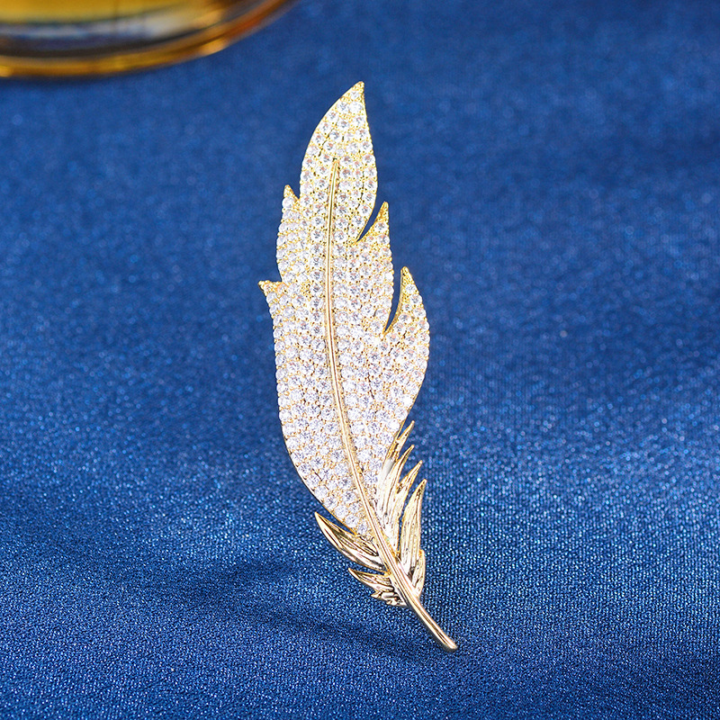 Broche pour homme, idéale pour superposer avec style. Un design minimaliste d'inspiration vintage qui apporte une touche de confiance discrète et d'élégance naturelle à toutes vos tenues. Nouvelle broche de haute qualité._voghion.com