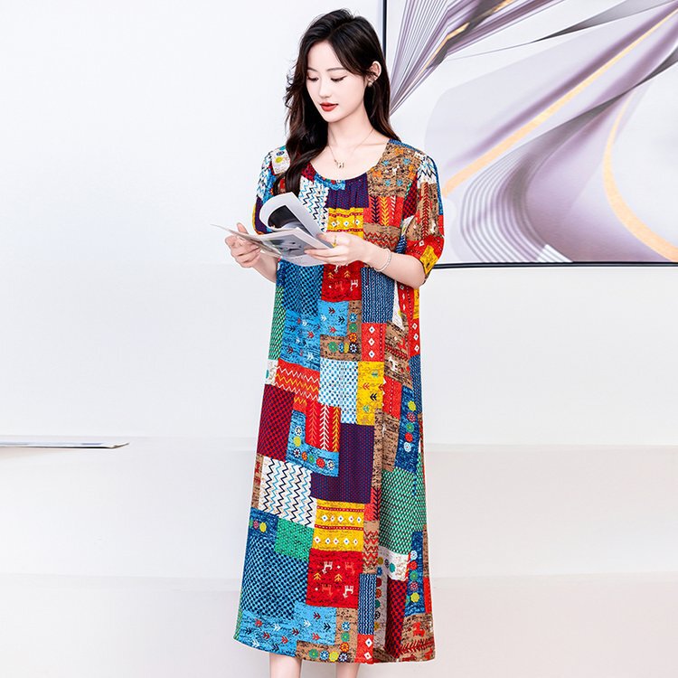 新商品のお母さんは夏の綿のワンピースを着てゆったりとお腹を隠します。|undefined