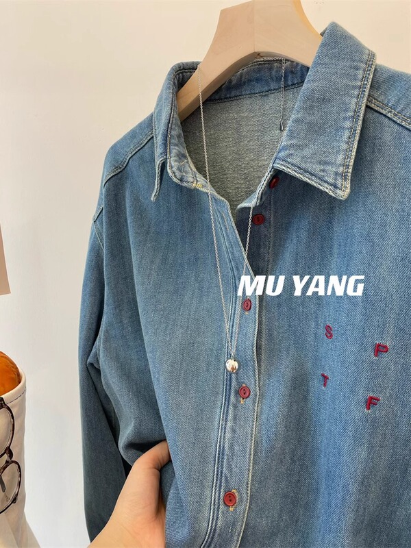 Muyanデニムコントロール! 薄い毛の韓国の赤い小さいアルファベットのデニムのシャツの女性の濃い青/薄い青のシャツ|undefined