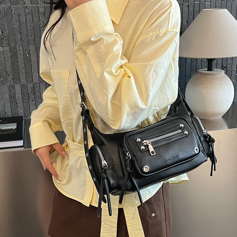 Retro ocio de gran capacidad multibolsillo mochila 2026 primavera nueva motocicleta de chicas calientes bolso de hombro personalizado