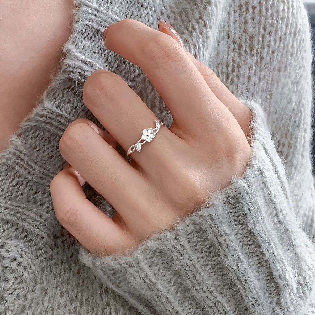 2026 Trendy Floral Ring for Women, Light Luxury, High-End Feel, Minimalist Design, Adjustable Ring, Gift for Girlfriend