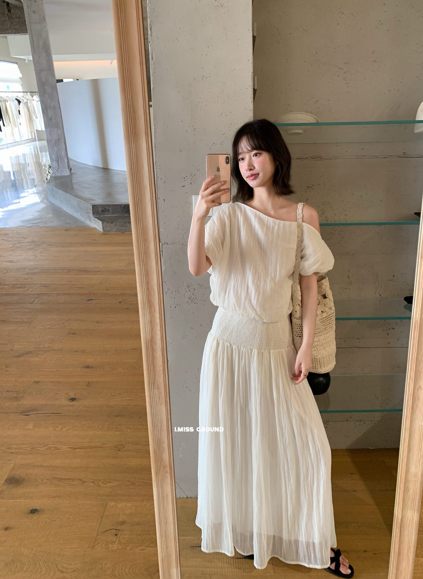 Bộ áo sơ mi lệch vai ngắn tay kết hợp chân váy xếp ly nữ tính phong cách Hàn Quốc — Áo sơ mi trắng, Áo sơ mi hồng cam, Chân váy hồng cam, Trắng nửa váy chi tiết 5