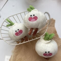 創意的なおかしな笑いのようなニンニクのぬいぐるみのキーホルダーのリュックサックのペンダントのかわいいニンニクのペンダントGJ248