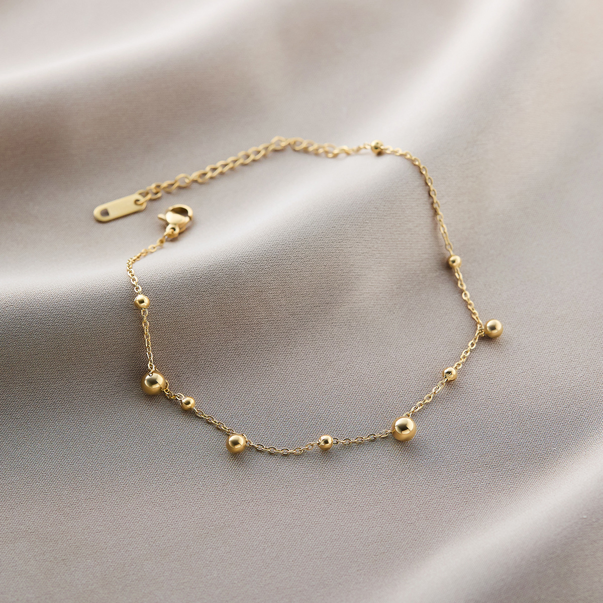 温鑑は色を落とさないで越境してよく売れているチタン鋼のブレスレットの女性の五葉の草はダイヤモンドのins風の個性の18kの真空の電気めっきを入れます。