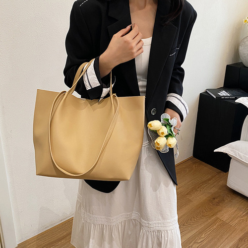 Korean women's large tote bag for 2025 summer trend, large capacity, shoulder bag, simple and retro casual soft PU tote bag