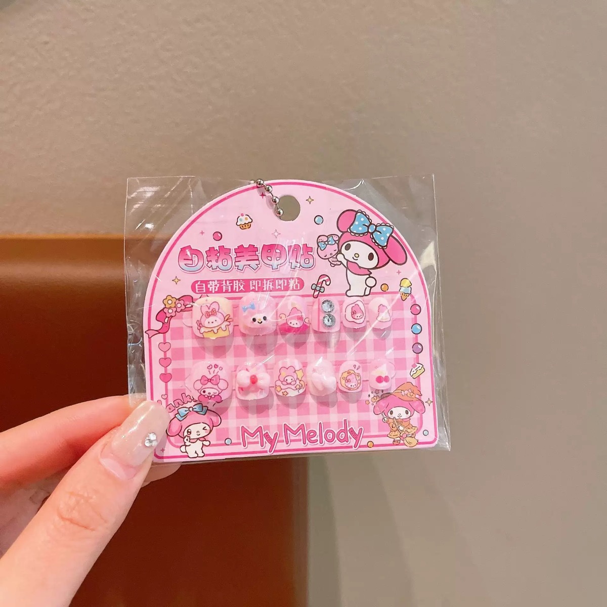 Uñas postizas Kuromi para niños en caja, lindas pegatinas de uñas removibles para niñas, pegatinas de uñas exquisitas de dibujos animados.