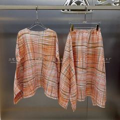 三宅のしわの夏の新型の線のプリントは震えます。長袖の上着の半スカートの気質はカジュアルで着痩せしています。