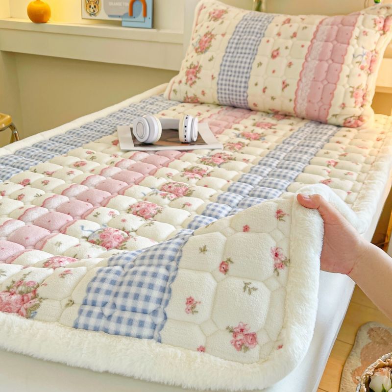 Princess Wind Milk Velvet Mattress Three-piece Set Thickened Quilted Bed Sheet One-piece Tatami Bed Pad Dormitory Bed Mat Princess Wind Milk Velvet Mattress Three-piece Set Thickened Quilted Bed Sheet One-piece Tatami Bed Pad Dormitory Bed Mat