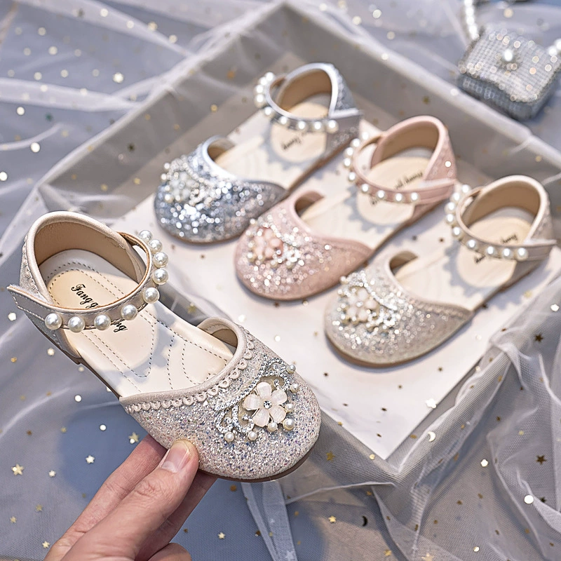 Детские сандалии для девочек 2025 года, новая летняя мода, закрытые туфли-принцессы для больших детей, мягкая подошва, нескользящие кожаные туфли для маленьких девочек.