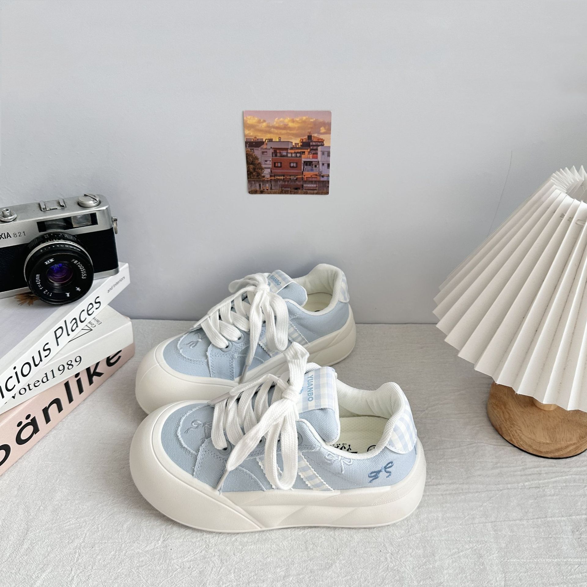Zapatos de pan chic de onda lejana, zapatillas de nicho de moda, zapatos blancos de nuevo estilo para mujer 2025, zapatos casuales image 4