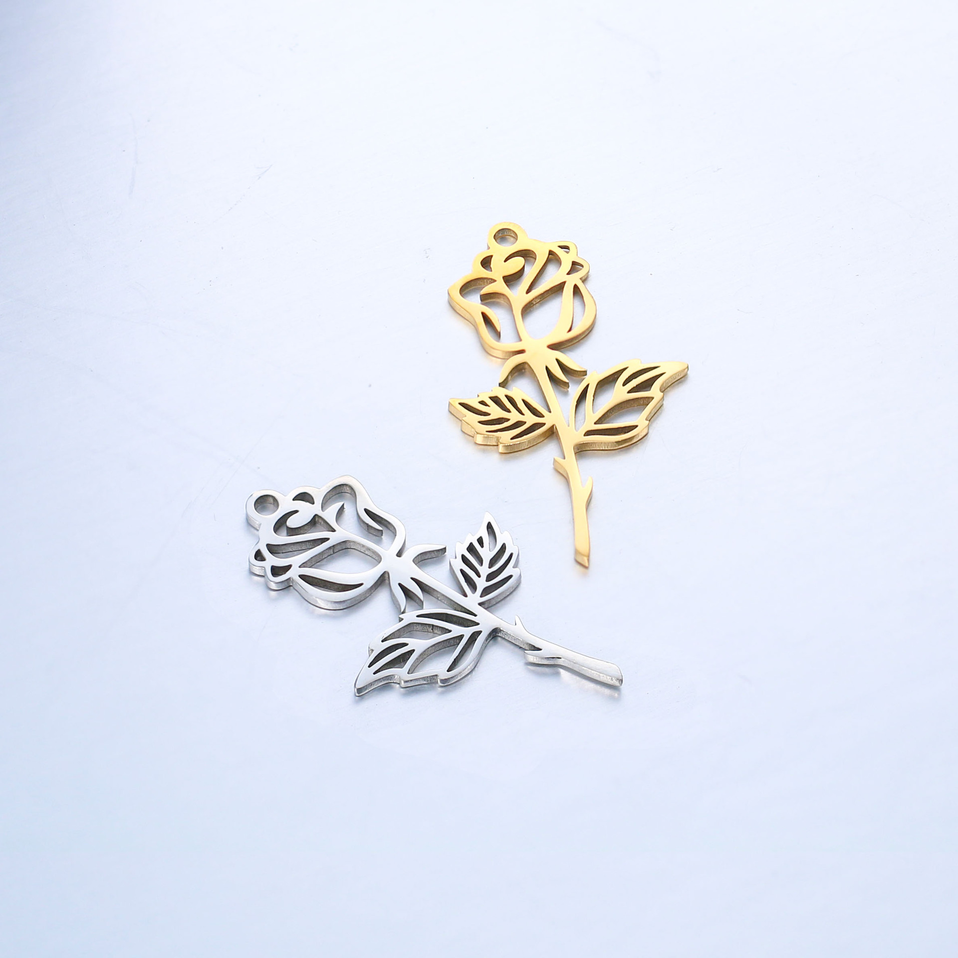 DOOYIO 5 stücke Edelstahl Laser Geschnitzte Floral Blume Colliers Anhänger Klassische Rose Halsketten Charme für Frauen DIY Schmuck Geschenke – Detail 4