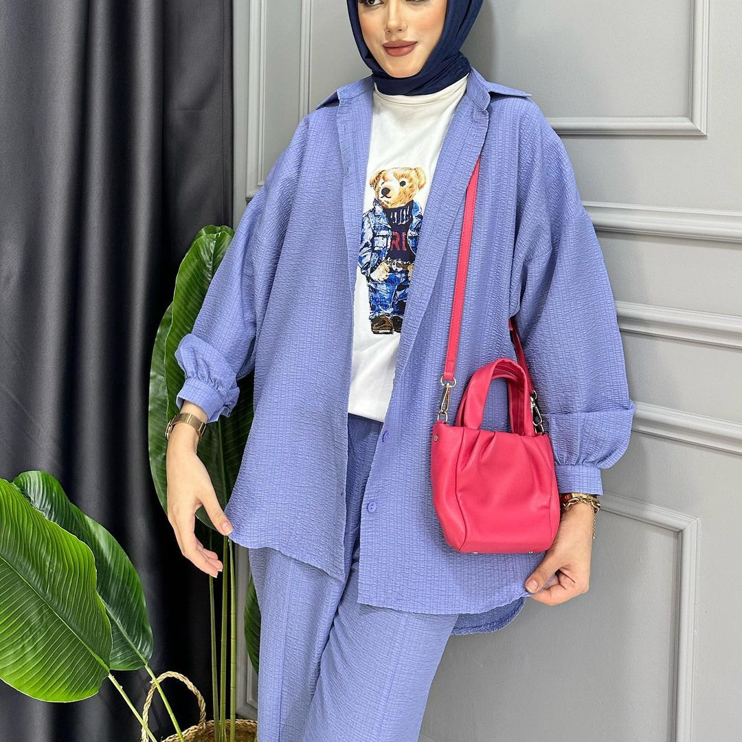 Neue Mode für arabische Damen im Nahen Osten, Frühjahr/Sommer 2024: Locker fallendes, knittriges Langarm-Hemd- und Hosen-Set aus leichtem Stoff._voghion.com