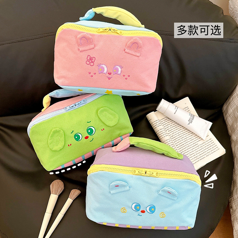Bolsa de maquillaje de bordado de crema de alto valor visual simple para salir bolsas de lavado portátiles de gran capacidad nicho bolsas de almacenamiento para mujeres