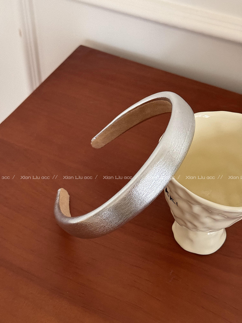 Simple corteza plateada cabello de verano 2024 nuevo agujero de cabeza de alta calidad fuera de la presión de cabello de aire perilla de cabello