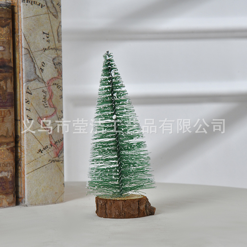Adornos navideños miniatura con árboles de pino con copas blancas, copos de nieve, agujas de pino y agujas de cedro para crear escenas y ambiente.