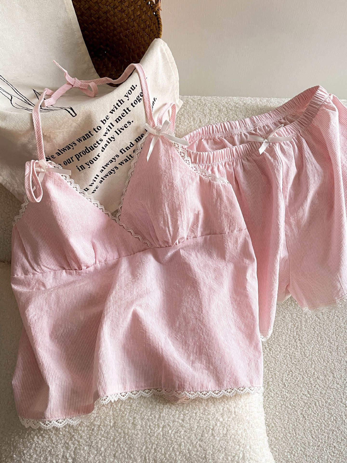 Pantalones cortos con cojín de pecho pijama de verano nuevo algodón nube de alta sensación de chicas polvo a rayas set de ropa para el hogar