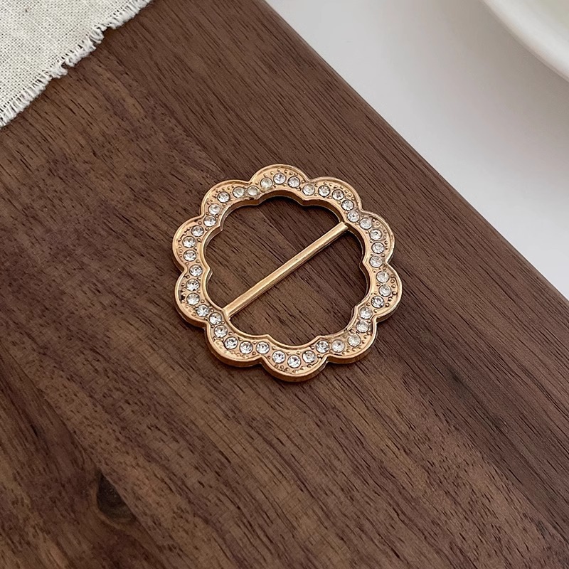 Hebilla anudada en las esquinas de la ropa mujer 2025 nuevo hebilla de toalla de seda botón de perlas de alta gama hebilla de hebilla de ropa de alta gama