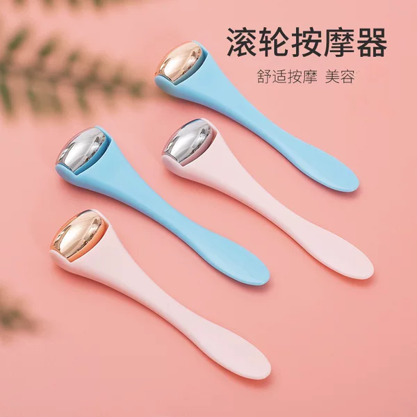 Beauty roller massage stick with round rollers for rolling and relaxing the skin around the eyes, a soothing beauty tool for skin care before bedtime