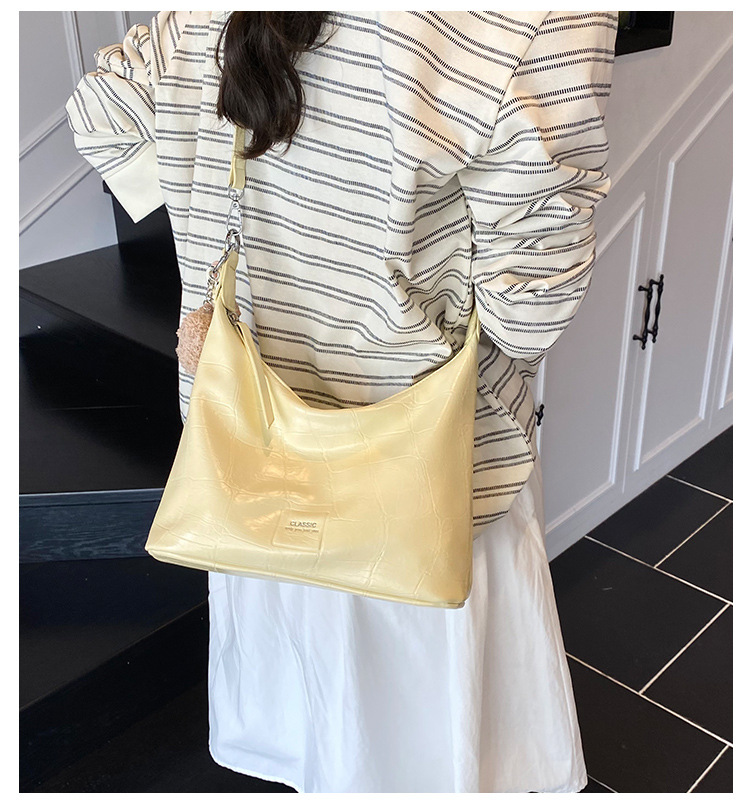 In the summer of 2025, crossbody bags, women's bags, single-shoulder bags, versatile casual bags, sports underarm bags, soft leather bags, dumplings, and women's bags full figure
