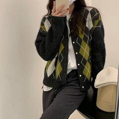 レトロな菱格のセーターのカーディガンのコートの女性の短いタイプの秋の新型の韓国版はゆったりしていて怠惰な風のニットのニットの外はファッションを着ます。